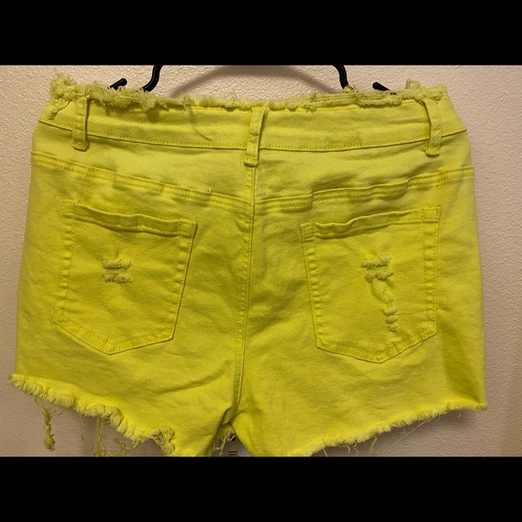 Stretchy form fitting shorts - Picture 2 of 3